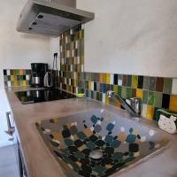 location-vacances-la-Barillère. Evier et crédence en mosaïque.